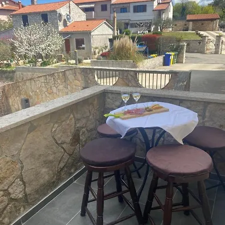 Mon Perin Castrum - Lara Apartment