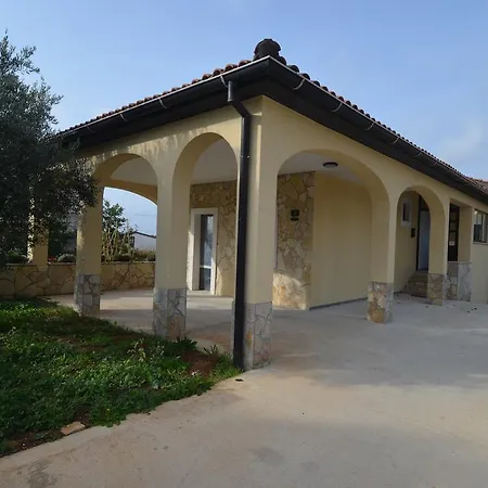 Mon Perin Castrum - Lara * Bale